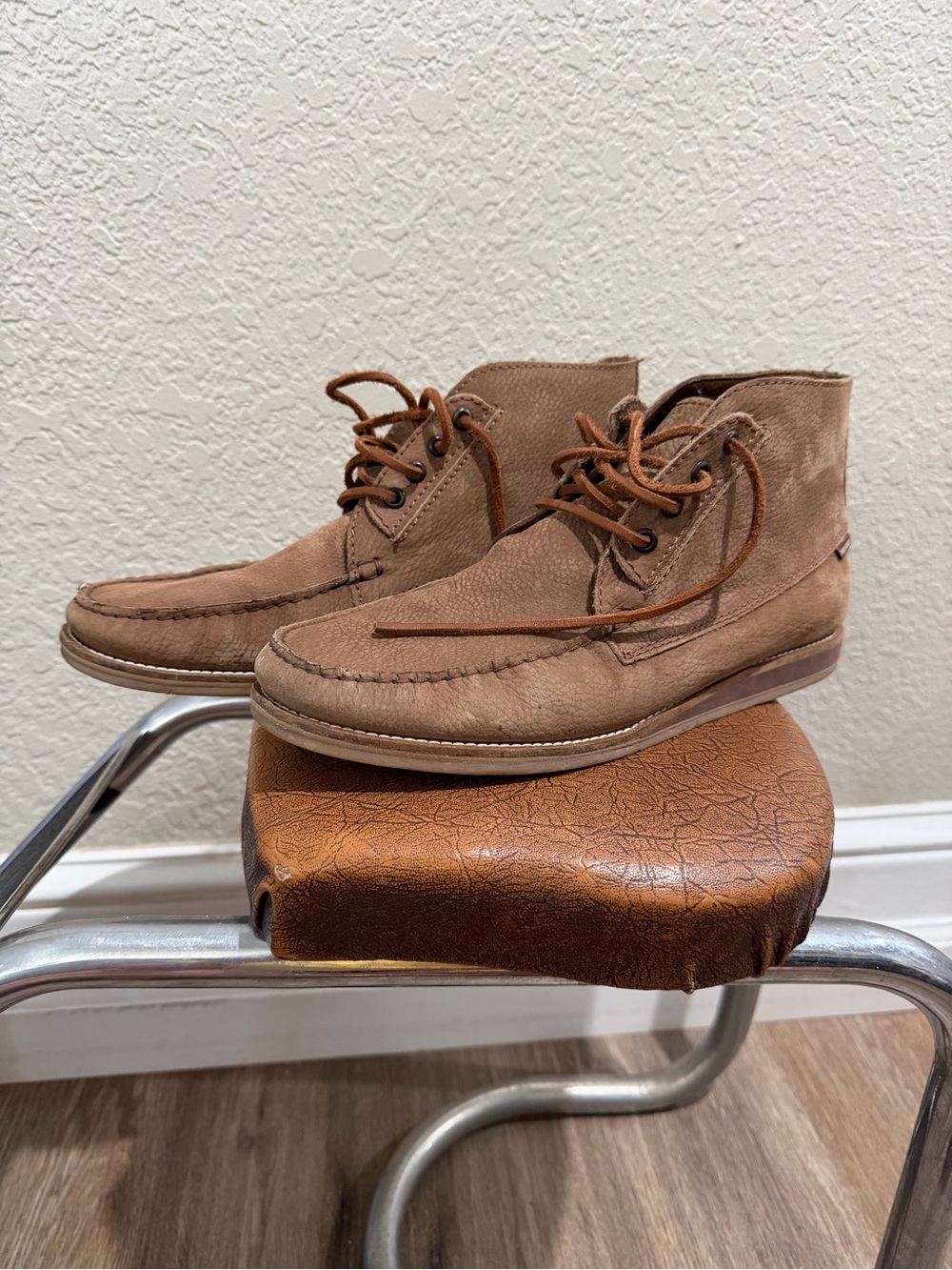 Men's Tan Suede Chukka Hari Mari Boots with Lace-Up Closure